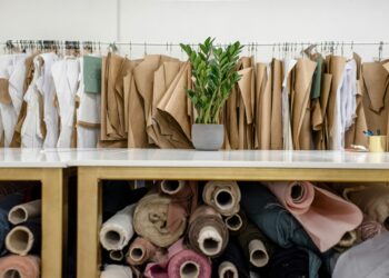 A Nostalgic Journey: Exploring the Iconic Fashion Trends of the 90s